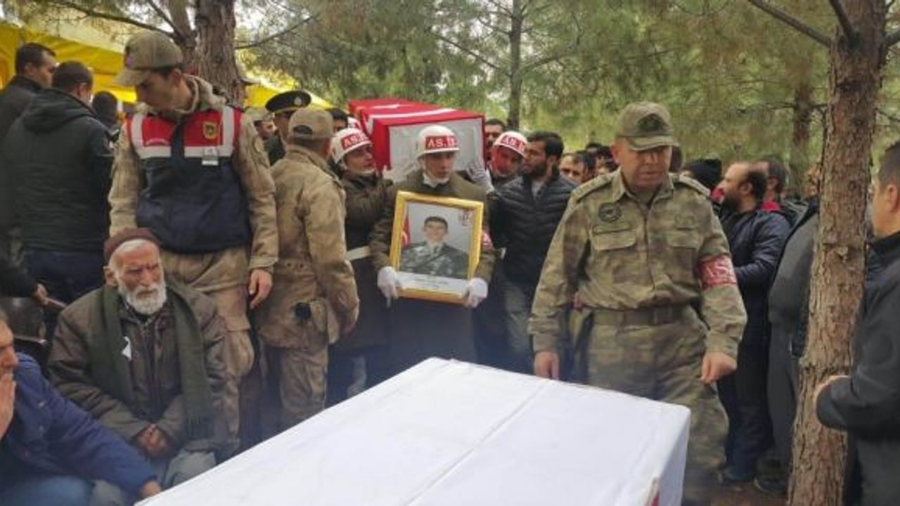 Şehit uzman çavuş, 7 ay önce öldürülen anne ve babasının yanına defnedildi
