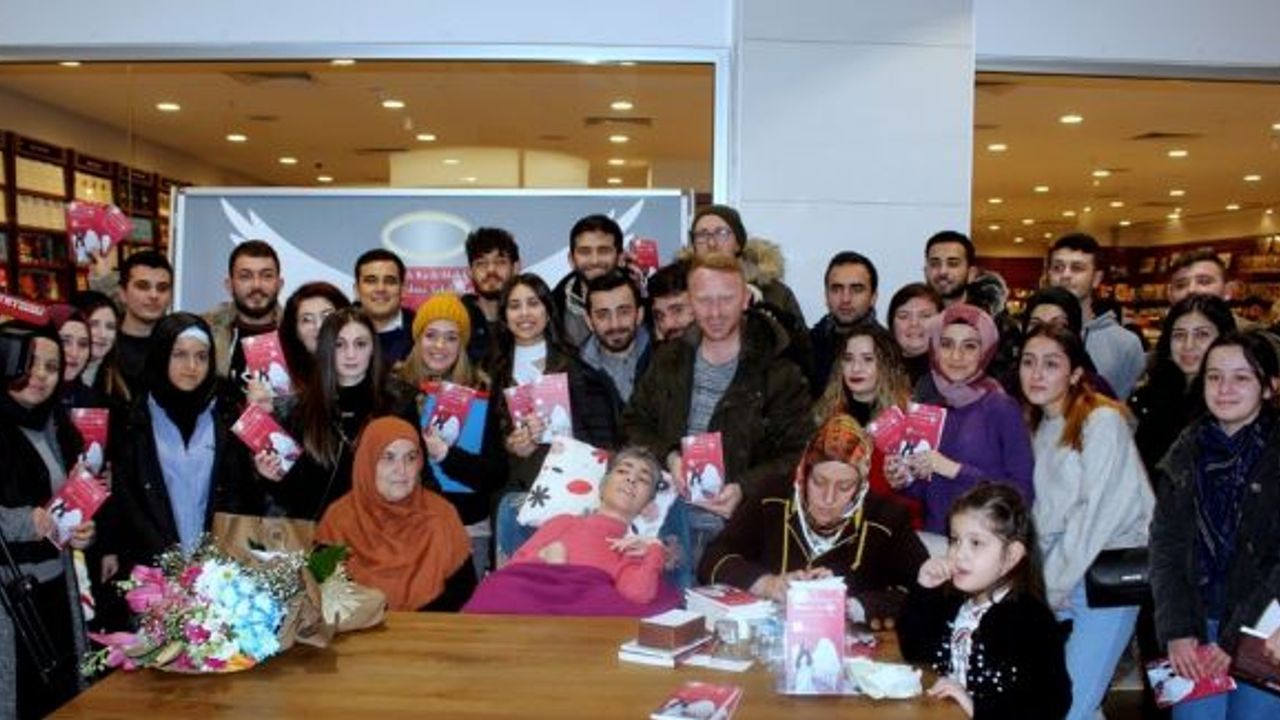 Tek parmağı ile yazdığı kitaba imza günü düzenlendi