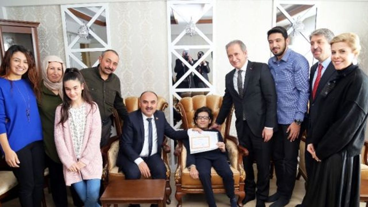 Vali Günaydın evinde eğitim gören Enes Erdem’e karnesini verdi