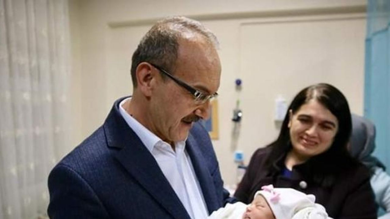 Vali Yavuz, yeni doğan bebeğin kulağına ezan okudu