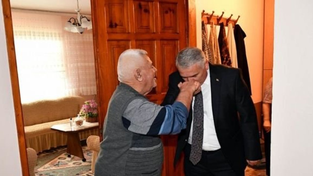 Vali Yıldırım, 1994’e şehit olan Oral’ın ailesini unutmadı