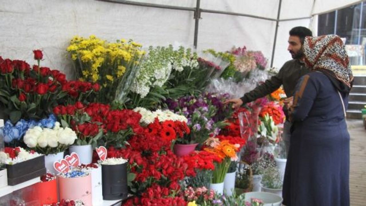 14 Şubat’ta artık kadınlar da erkeklere çiçek alıyor