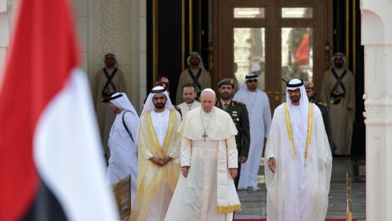 Abu Dabi Prensi Muhammed Bin Zayid’in Papa önünde el pençe durmasına İslam dünyasından tepki