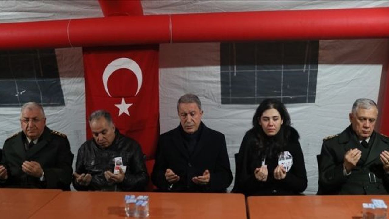 Bakan Akar’dan helikopter kazasında şehit olan Semih Özcan’ın ailesine taziye ziyareti