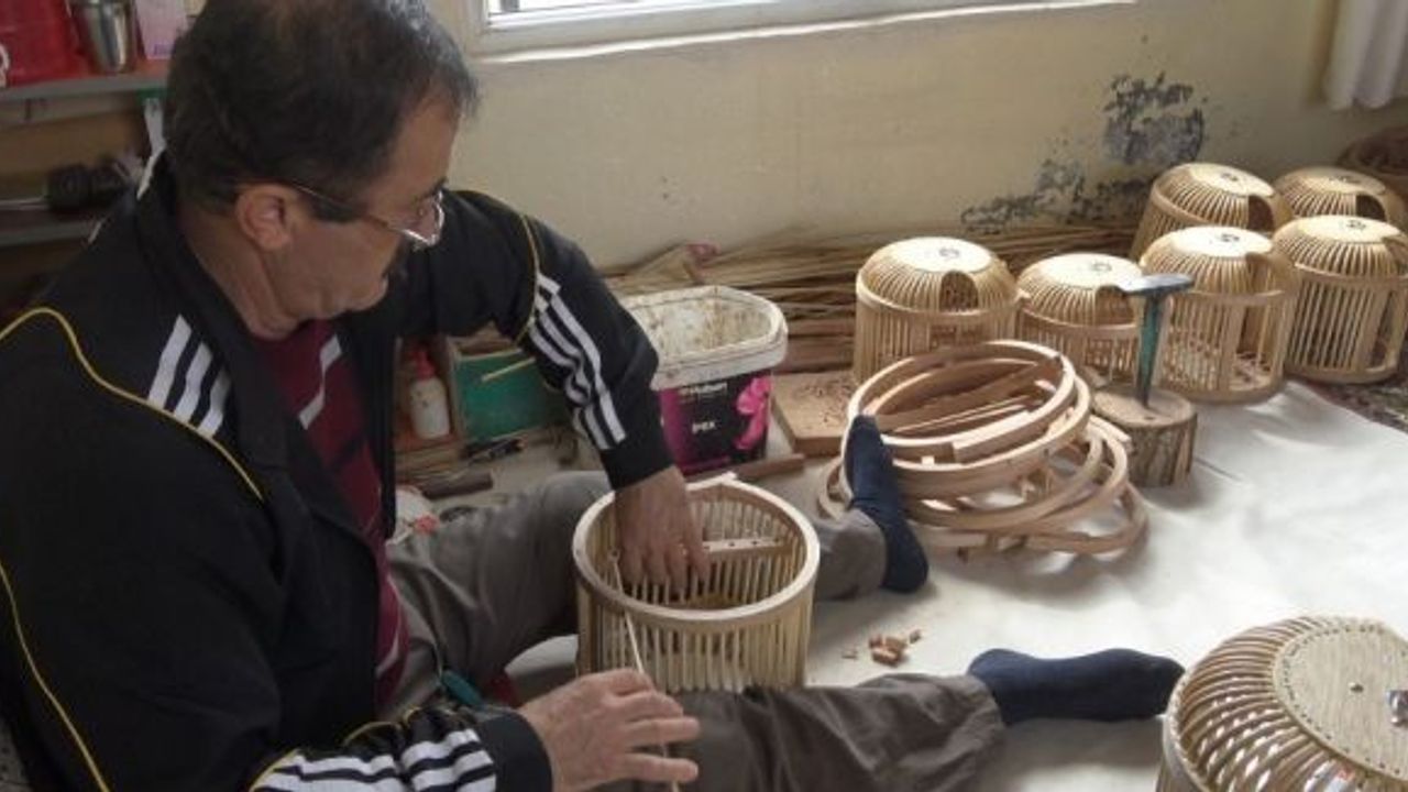 Batmanlı usta, keklik kafesi yaparak geçimini sağlıyor