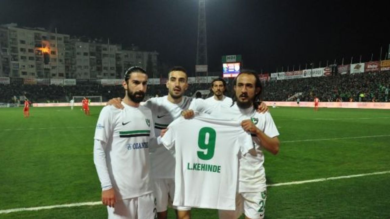 Burak Çalık attığı golü babasını kaybeden takım arkadaşı Kehendi’ye armağan etti