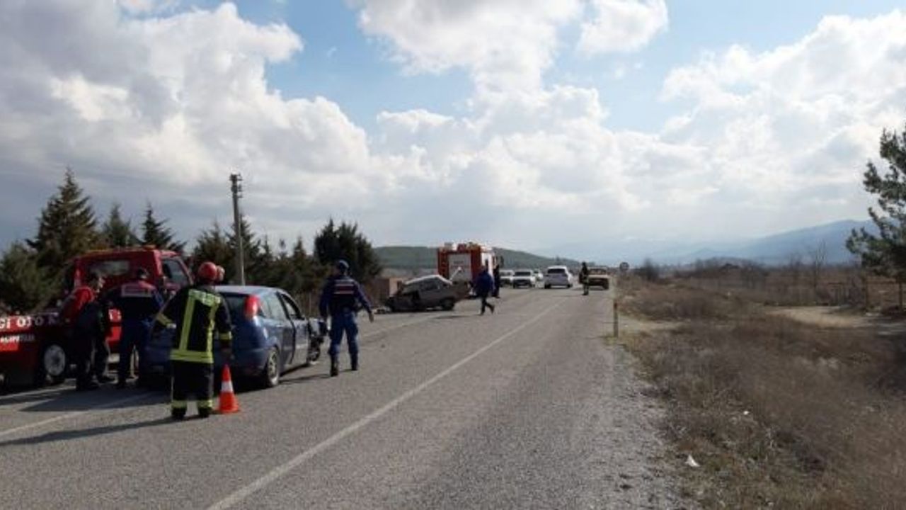 Çarpışan otomobillerden biri ikiye bölündü: 4 kişi yaralandı