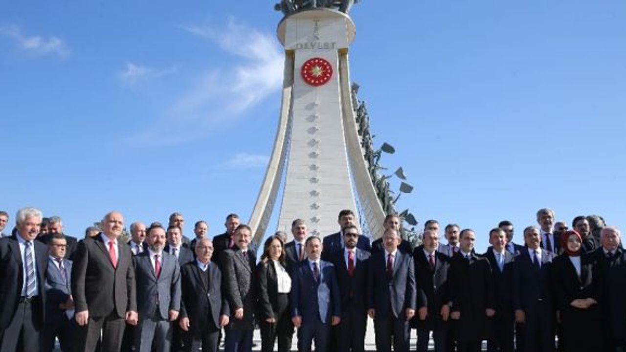 Cumhur İttifakı adayları Türkeş’in kabrini ve 15 Temmuz Şehitler Anıtı’nı ziyaret etti