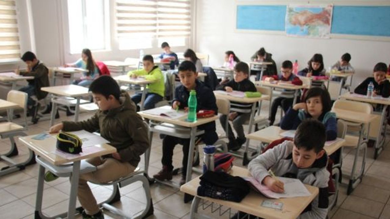 Cumhuriyet Üniversitesi Vakfı Okulları “Bursluluk ve Okula Kabul Sınavı” yapıldı