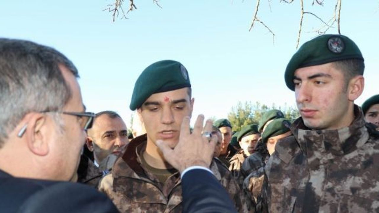 Diyarbakır’da özel harekat polisleri, kurban kanlarını alınlarına sürüp göreve çıktı