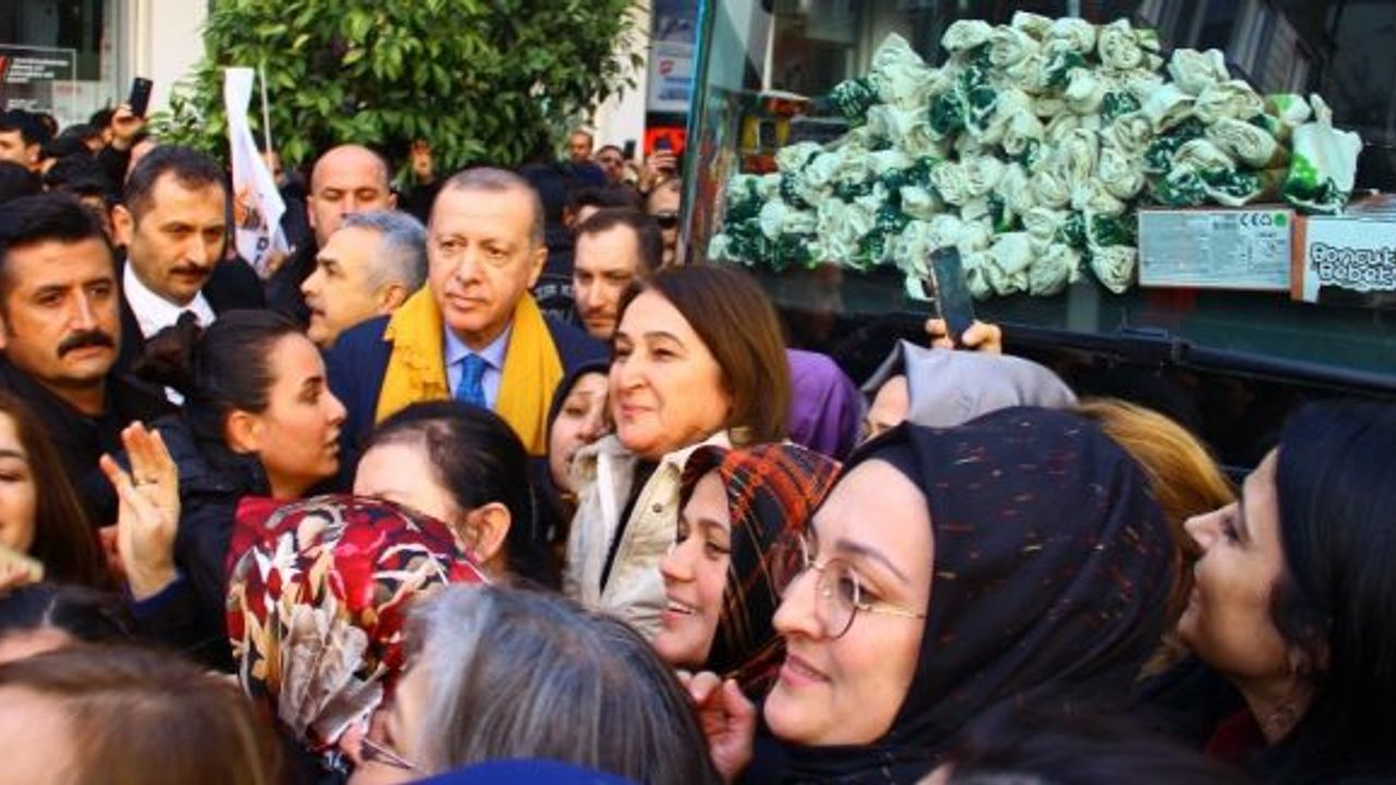 Erdoğan ’Reis’ yazılı kıyafetlerle otobüsün önünde duran kadınları kırmadı