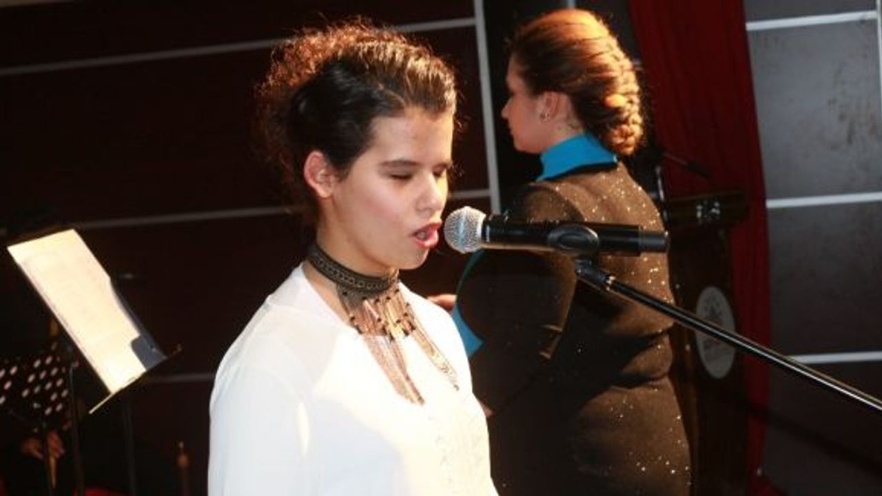 Görme engelli kızın konserde söylediği türkü herkesi adeta büyüledi