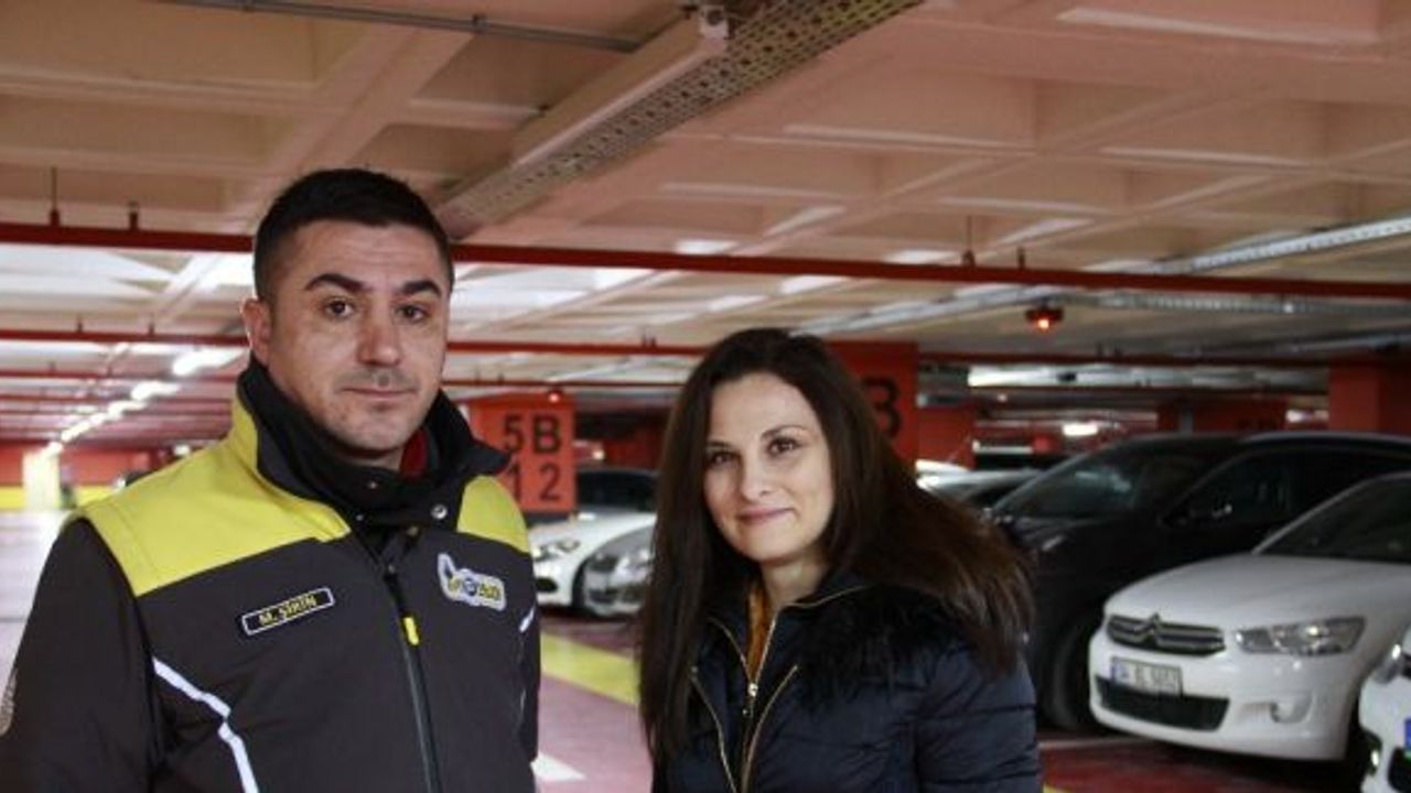 İSPARK çalışanı bulduğu para dolu cüzdanı sahibine teslim etti