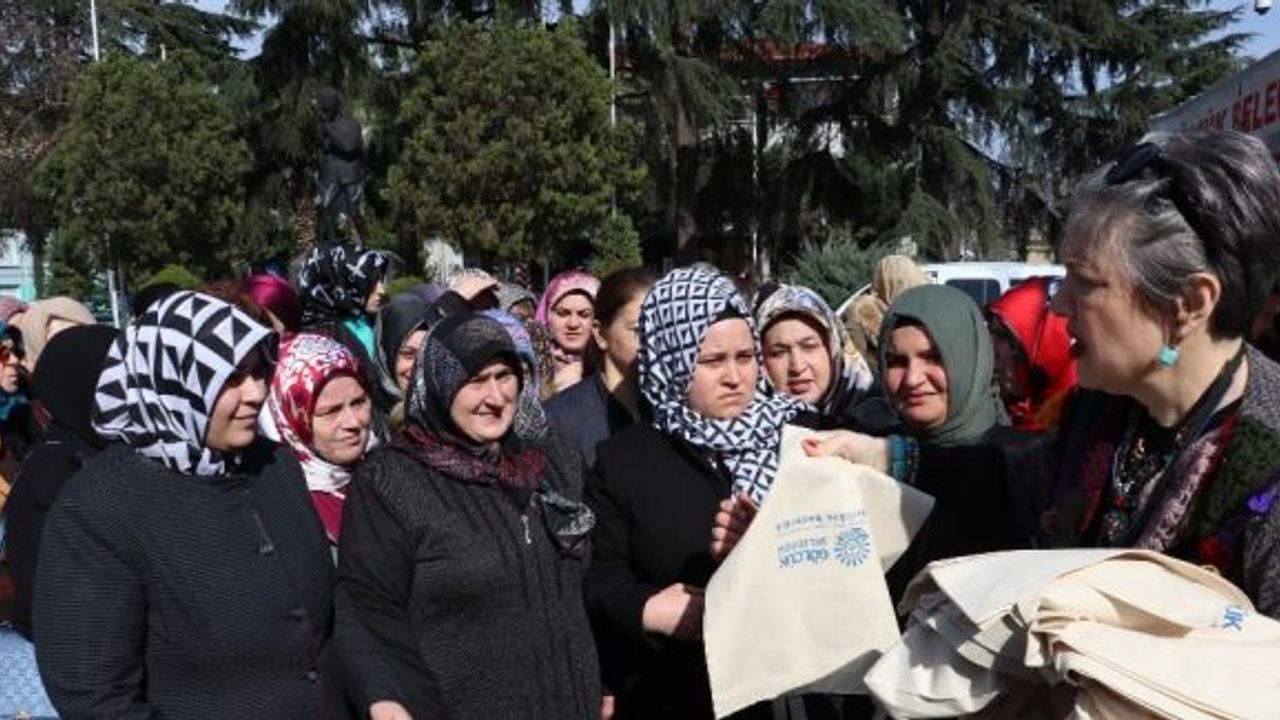 Kocaeli’de kadınlar 10 bin bez torba üretmek için meydanda buluştu