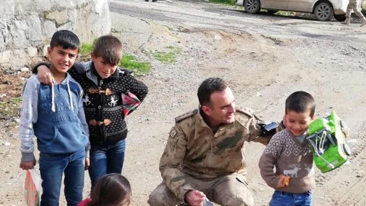 Lastik yakıp yolu trafiğe kapatan gruba jandarma müdahale etti