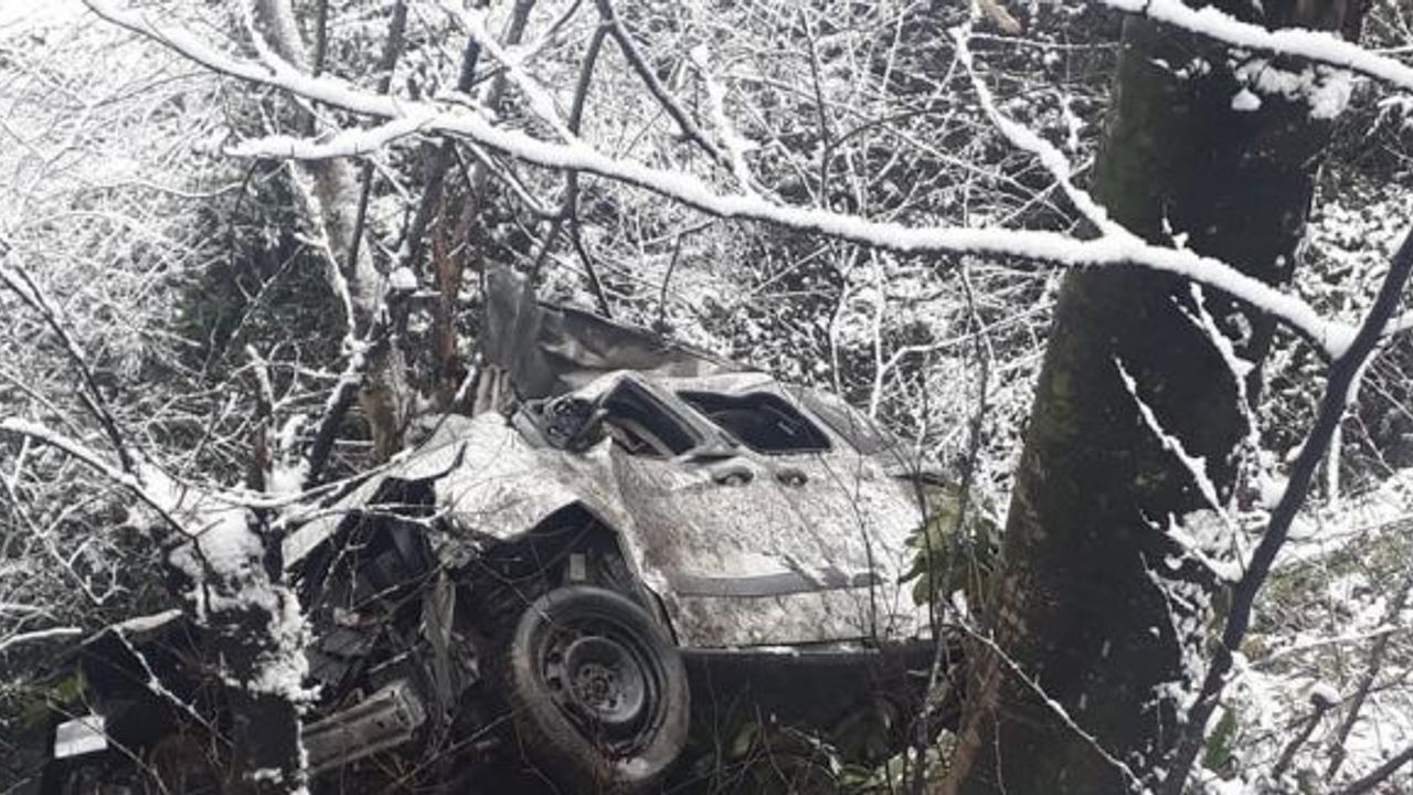 Ordu’nun Çamaş ilçesinde otomobilin uçuruma yuvarlandığı kazada 3 kişi hayatını kaybetti.