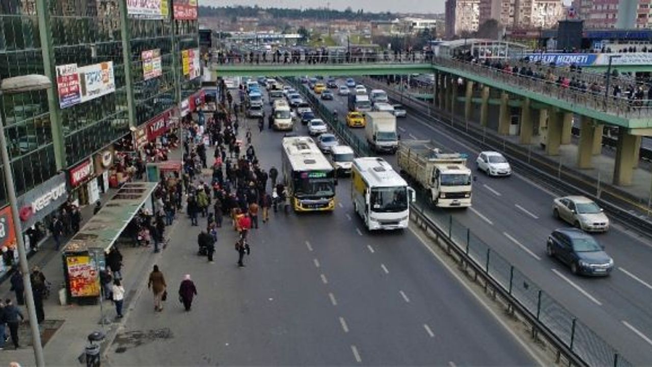 (ÖZEL) Şirinevler’de otobüs durağı trafiği havadan görüntülendi