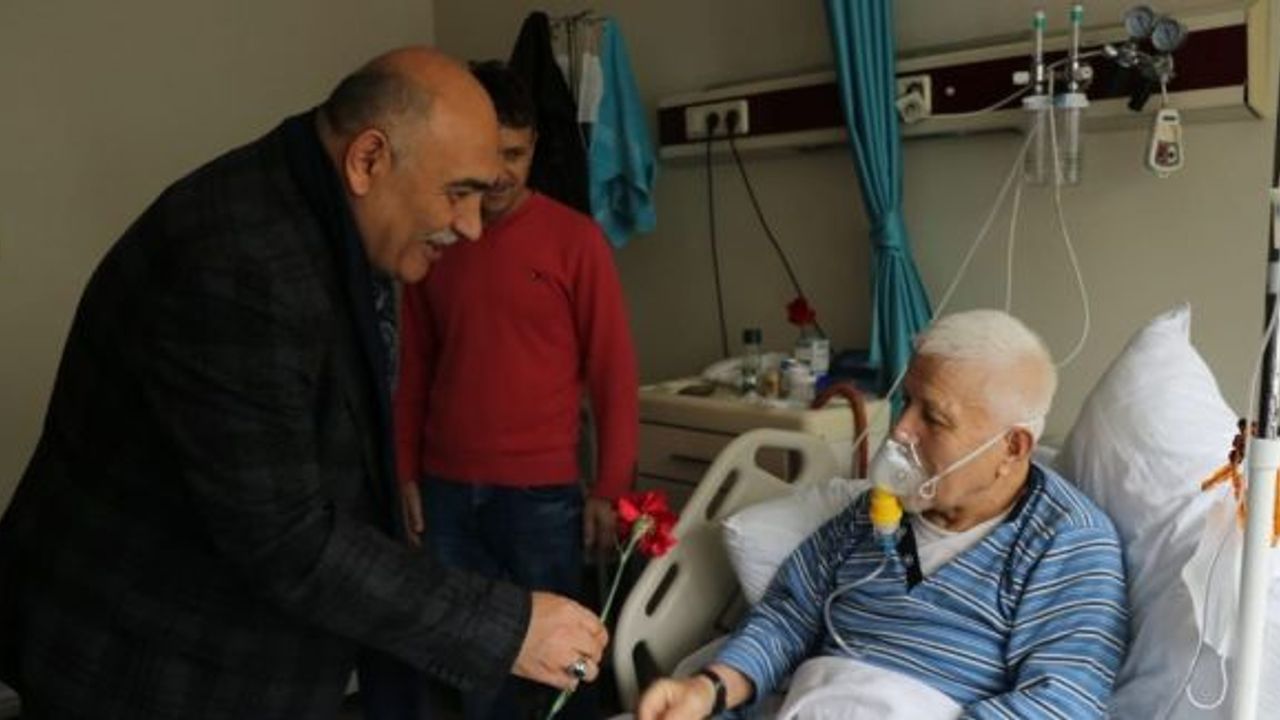 Şahin eşi ile birlikte hastaları ziyaret edip moral verdi