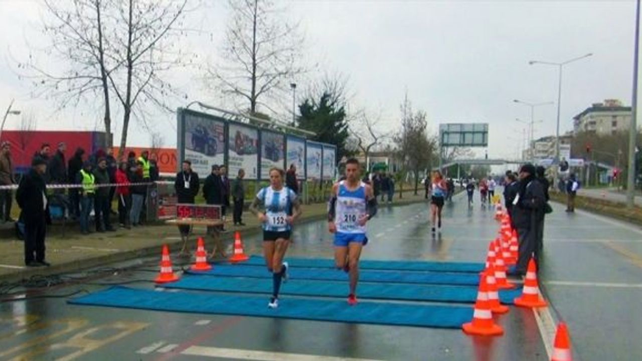 Trabzonspor’un yıldızı Jose Sosa’nın eşi Carolina Uluslararası Trabzon Yarı Maratonu’nu 7. olarak tamamladı
