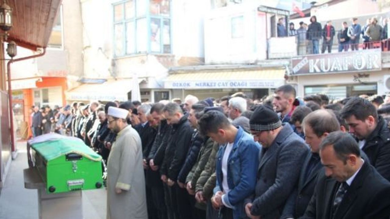 Voleybol oynarken kalp krizinden ölen genç kız son yolculuğuna uğurlandı