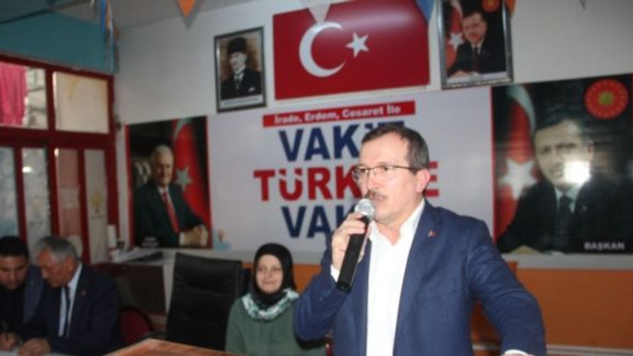 AK Parti’li Aydemir ve Yavaş Sarıgöl’de kadınlara karanfil dağıttı