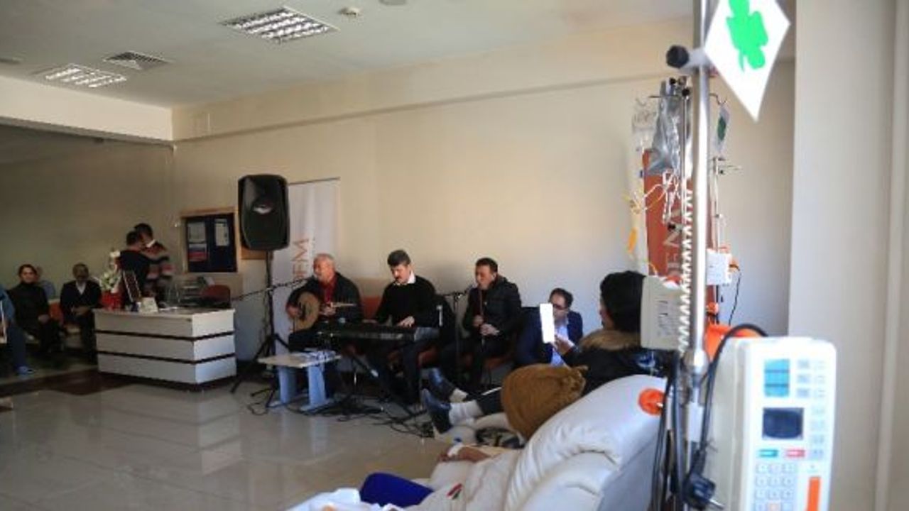 Amansız hastalığa kemoterapi yerine halaylı ve tiyatrolu terapi