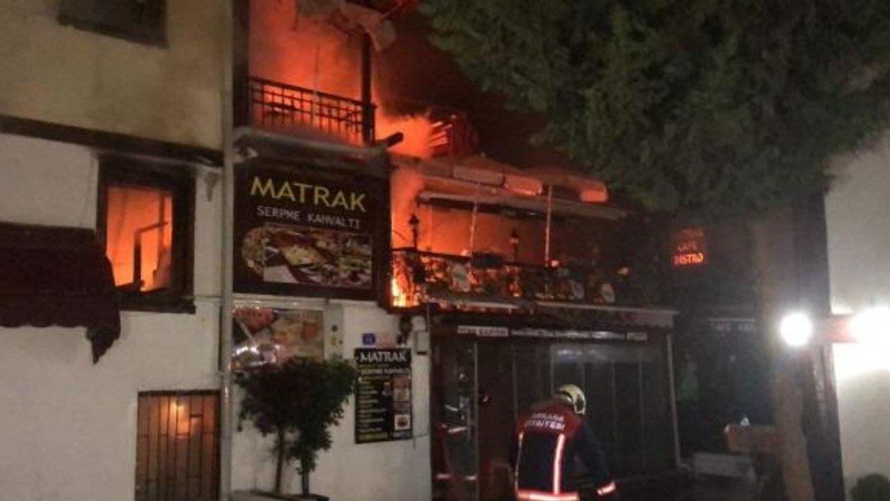 Ankara Hamamönü’nde bulunan bir kafede yangın çıktı. İtfaiye ekiplerinin yangını söndürme çalışmaları sürüyor