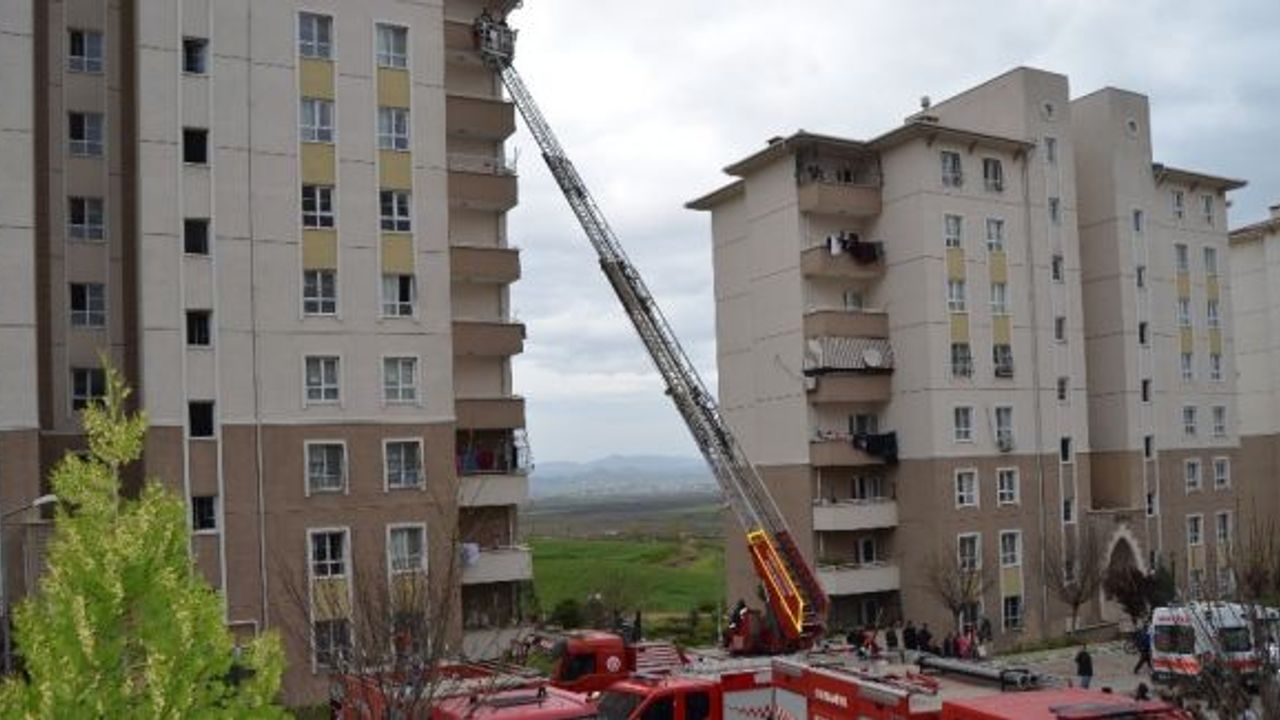 Apartmanın elektrik panosu yandı: Dumandan etkilenen 8 kişi hastanelik oldu