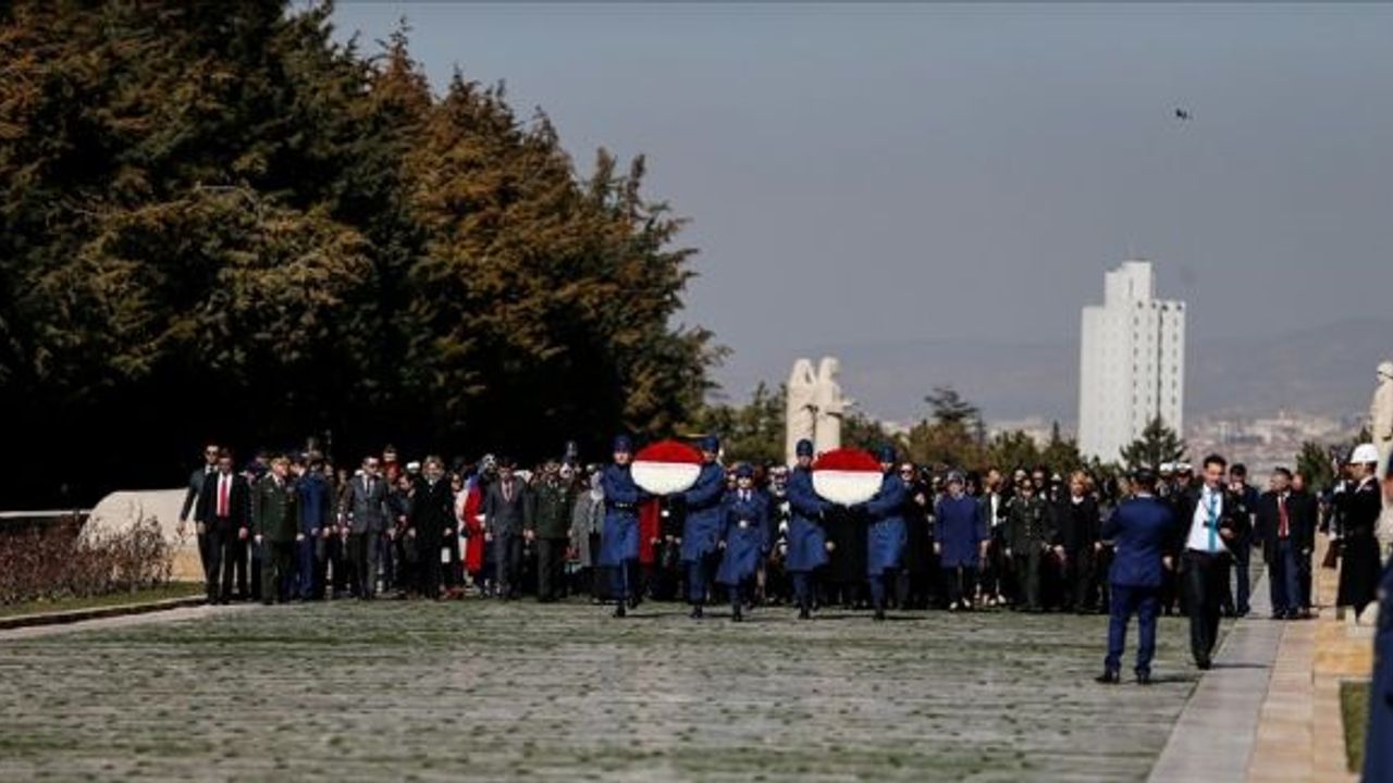Bakan Akar’ın eşi ve komutan eşlerinden Anıtkabir’e ziyaret
