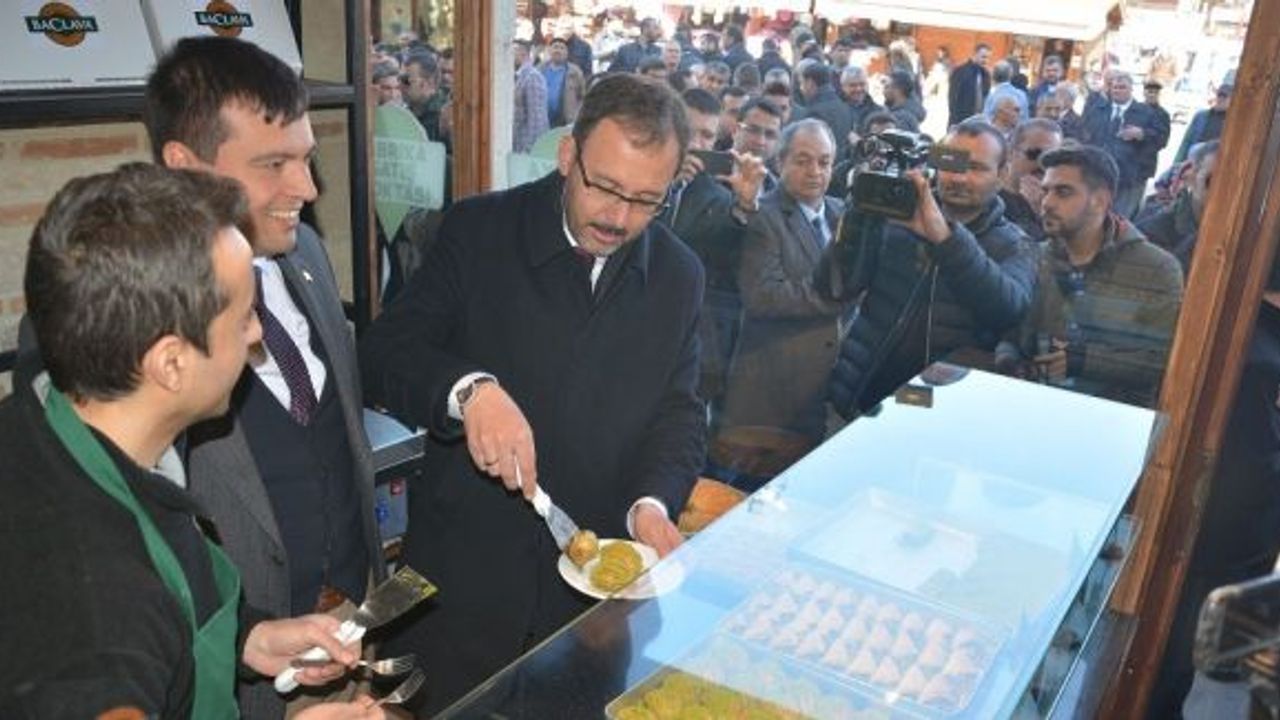 Bakan Kasapoğlu’ndan Uşaklılara stadyum ve yüzme havuzu müjdesi