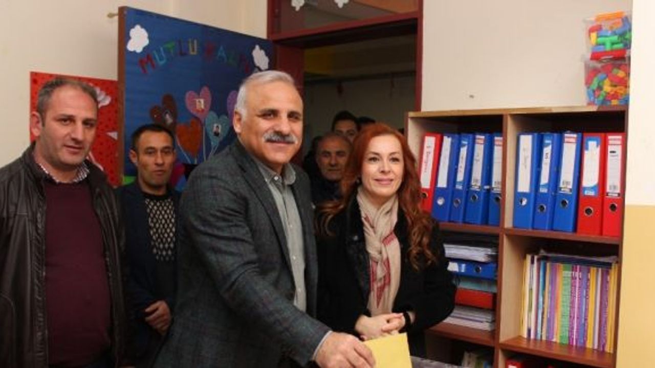 Cumhur İttifakı AK Parti Trabzon Büyükşehir Belediye Başkan adayı Zorluoğlu oyunu kullandı