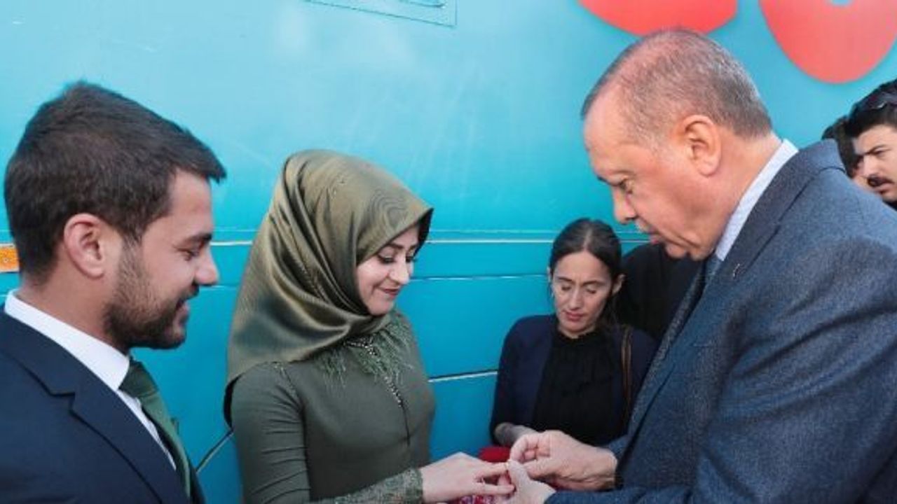 Cumhurbaşkanı Erdoğan, Şırnak’ta genç çiftin nişan yüzüklerini taktı