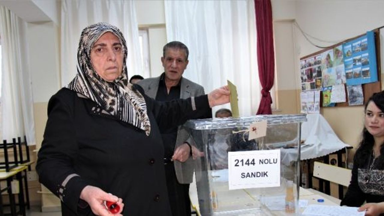 Elazığ’da oy kullanma işlemi başladı