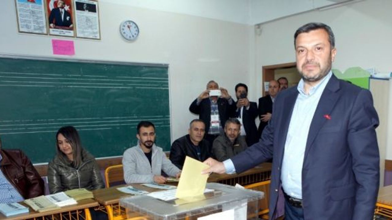 Fatih Mehmet Kocaispir, eşiyle oy kullandı