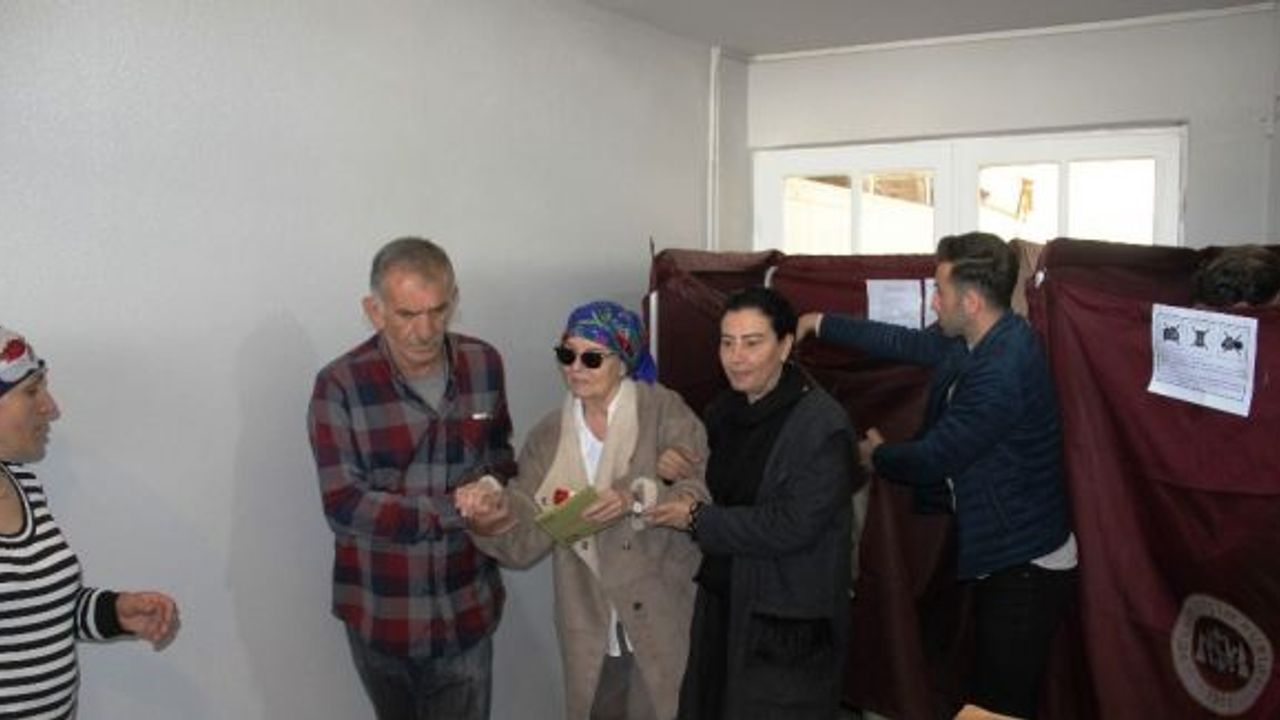 Fatma Girik hasta yatağından kalkıp oy kullandı