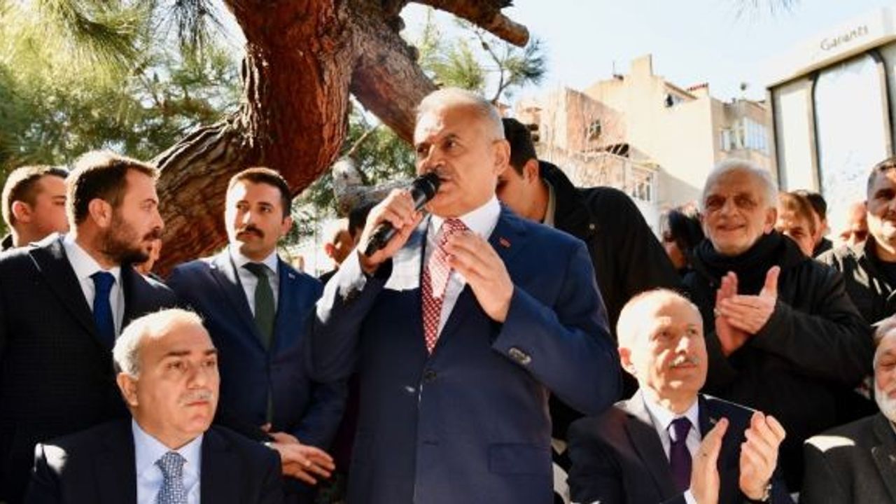 İstanbul Büyükşehir Belediye Başkan Adayı Yıldırım ve Fatih Belediye Başkan Adayı Turan, vatandaşlarla sokak kahvaltısında buluştu