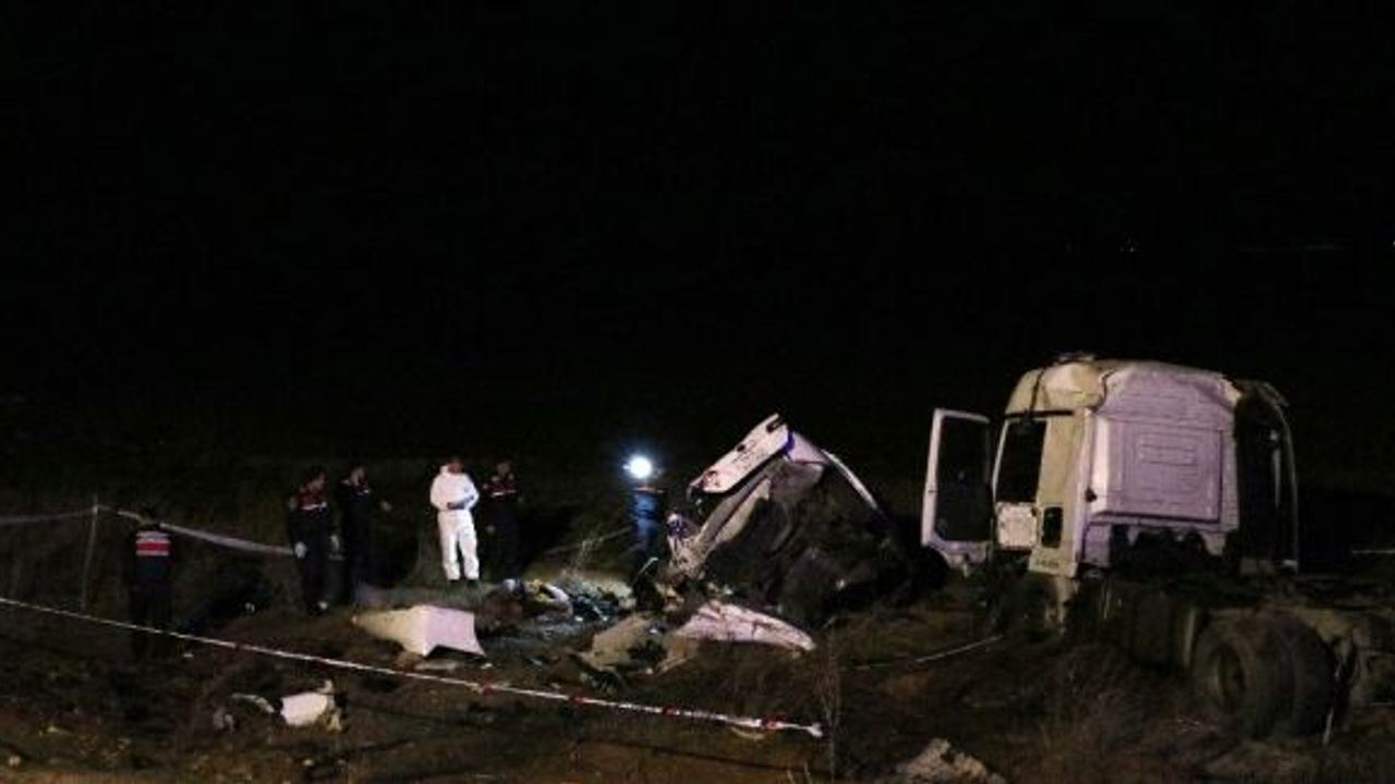 Kırşehir-Kırıkkale yolunda feci kaza: 3 ölü, 2 yaralı