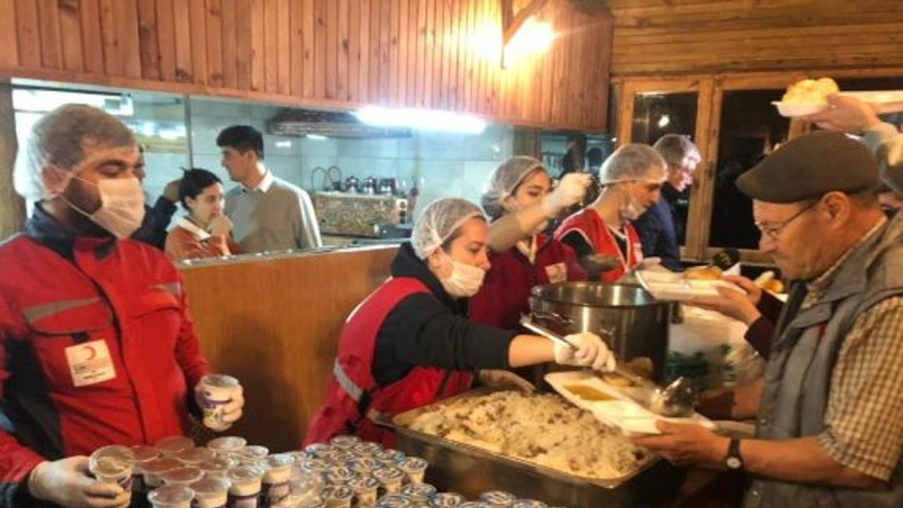 Kızılay deprem bölgesinde 2 bin kişiye yemek dağıttı