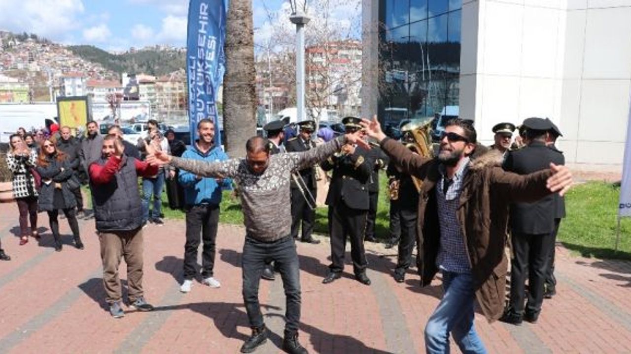 Kocaeli’de maaşları artan belediye işçileri “Para bizde” şarkısıyla oynadı