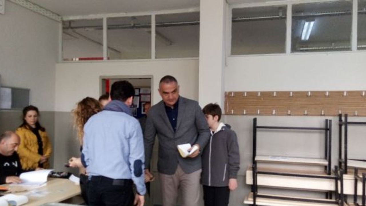 Kültür ve Turizm Bakanı Ersoy, oğullarıyla birlikte oy kullandı