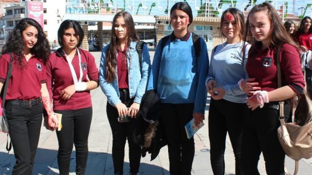 Öğrenciler Kadınlar Gününe özel önce yürüdü sonra kitap okudu