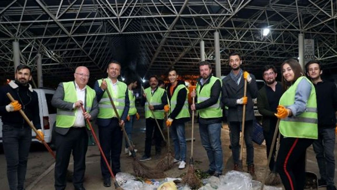 Öğrenciler temizlik işçileri ile sokak süpürdü, çöp topladı