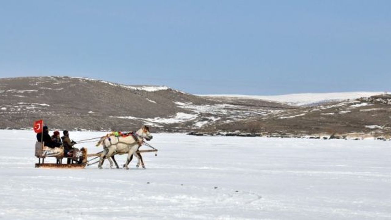 (Özel Haber) Kars’ta 40 santim buz tutan göl üzerinde atlı kızak keyfi