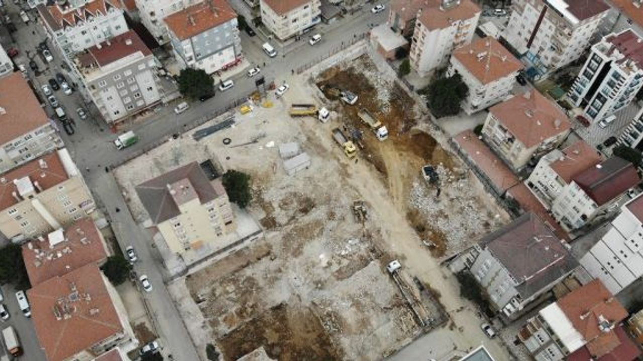 (Özel Haber) Kartal’da 21 kişinin hayatını kaybettiği Yeşilyurt Apartmanı’nın bulunduğu alanda son durum havadan görüntülendi