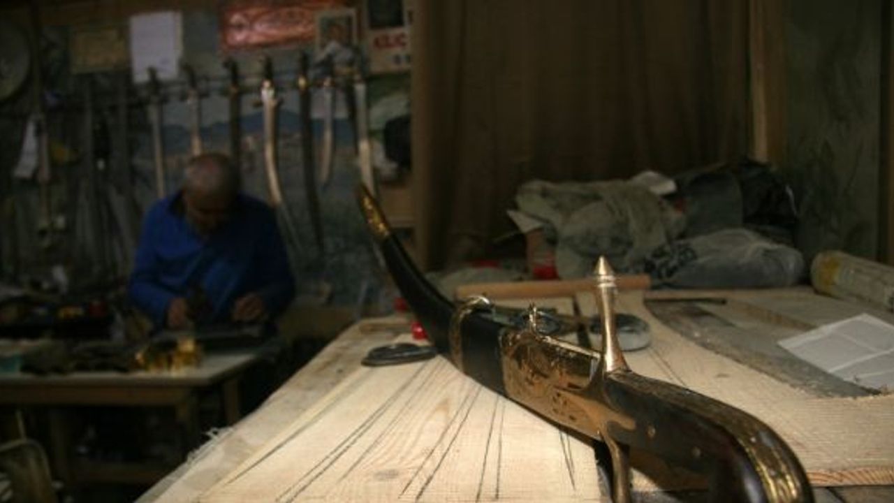 (Özel) Simetri işlemelerle yaptığı kınlar hem film setlerini hem evleri süslüyor