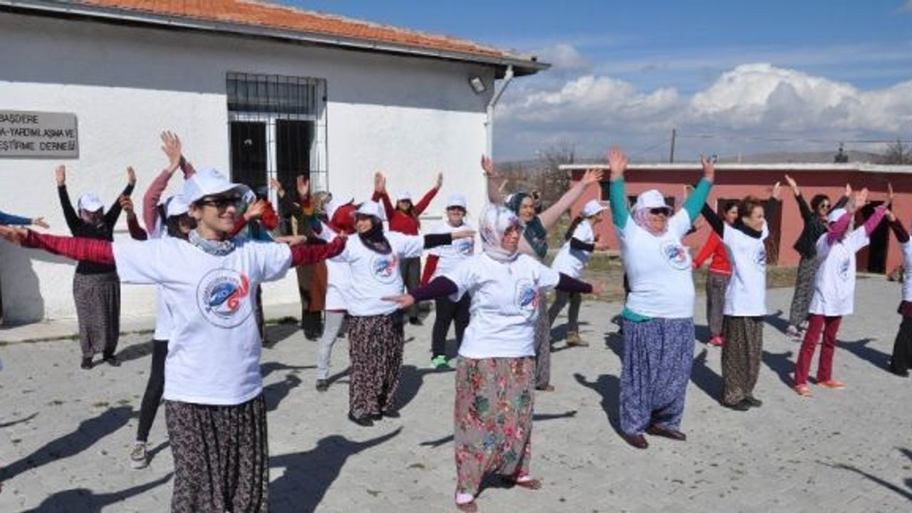 Şalvarlı kadınlar hayatlarında ilk kez spor yaptı