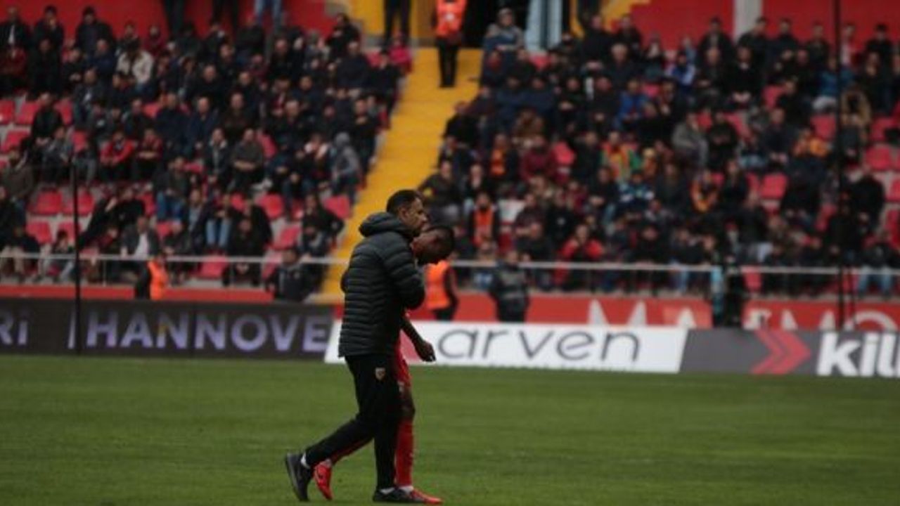 Spor Toto Süper Lig: İstikbal Mobilya Kayserispor: 0 - Beşiktaş: 1 (İlk yarı)