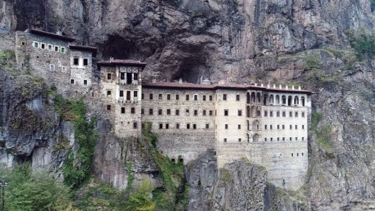 Sümela Manastırı’nda 3,5 yıldır süren restorasyon çalışmaları kapsamında 4 bin ton kaya temizliği yapıldı