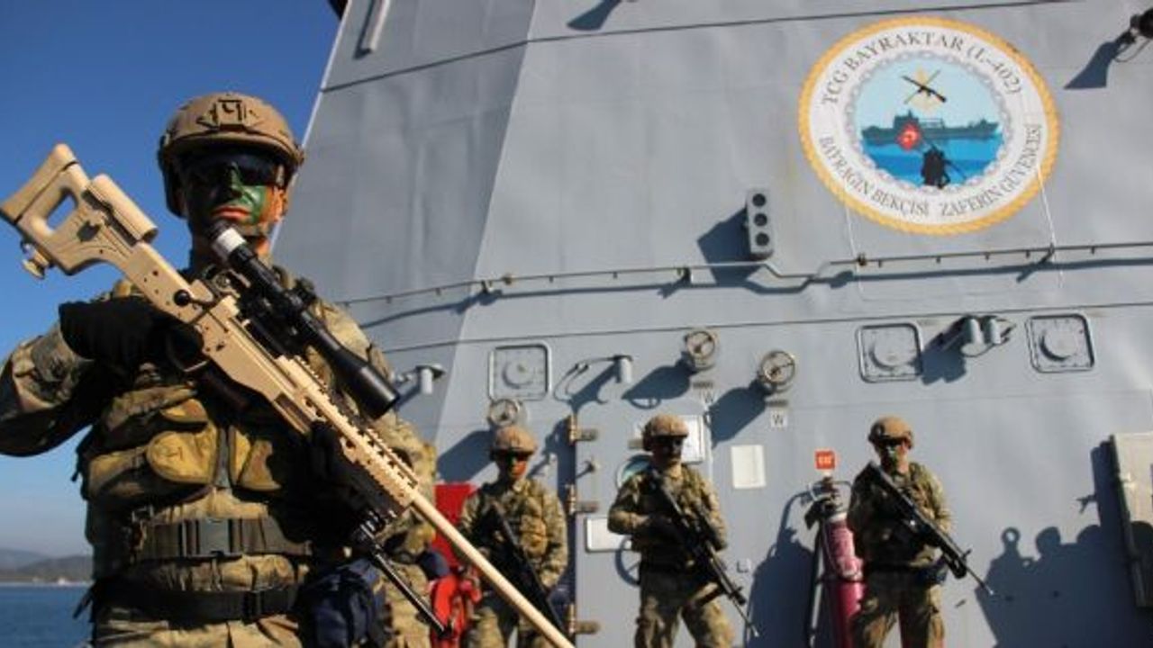 Temsili düşman adası ele geçirildi, yerli silahlar göz doldurdu