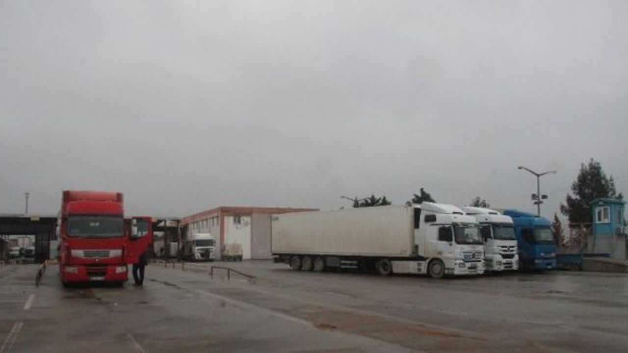 Türkiye’ye ait tırlar 8 yıl aradan sonra Suriye’ye geçmeye başladı